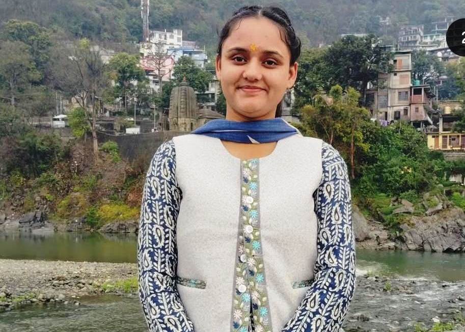 मासूमों के भविष्य को पंख लगा रही पलवी: छोटी उम्र में समाज सेवा की अनोखी मिसाल पलवी शर्मा हिमाचल समाज सेवा मंडी