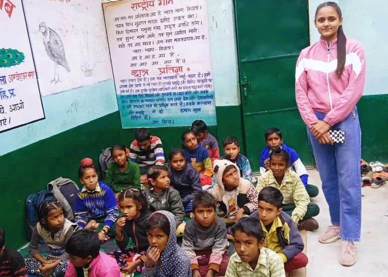 मासूमों के भविष्य को पंख लगा रही पलवी: छोटी उम्र में समाज सेवा की अनोखी मिसाल 4 मासूमों के भविष्य को पंख लगा रही पलवी 2