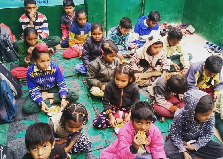 मासूमों के भविष्य को पंख लगा रही पलवी: छोटी उम्र में समाज सेवा की अनोखी मिसाल 1 मासूमों के भविष्य को पंख लगा रही पलवी