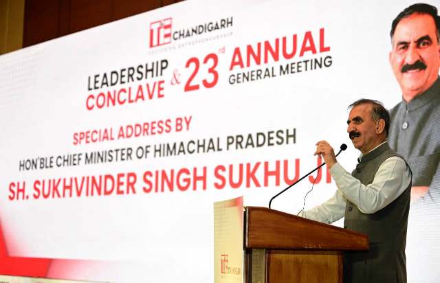 Himachal Industrial Investment: हिमाचल प्रदेश में निवेश के लिए मुख्यमंत्री सुक्खू का बड़ा आमंत्रण नई औद्योगिक नीति और सस्ती बिजली का वादा 1 CM Sukhvinder Singh Sukhu addressing investors at Chandigarh Leadership Conclave