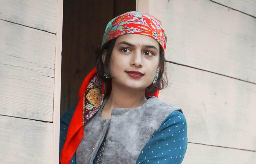 हिमाचली लोक संगीत की नई सनसनी बनीं मोनिका भारद्वाज, सिरमौरी गानों से यूट्यूब पर बटोरे लाखों व्यूज Himachali folk singer Monika Bhardwaj receiving Him Gaurav Sarokar Award