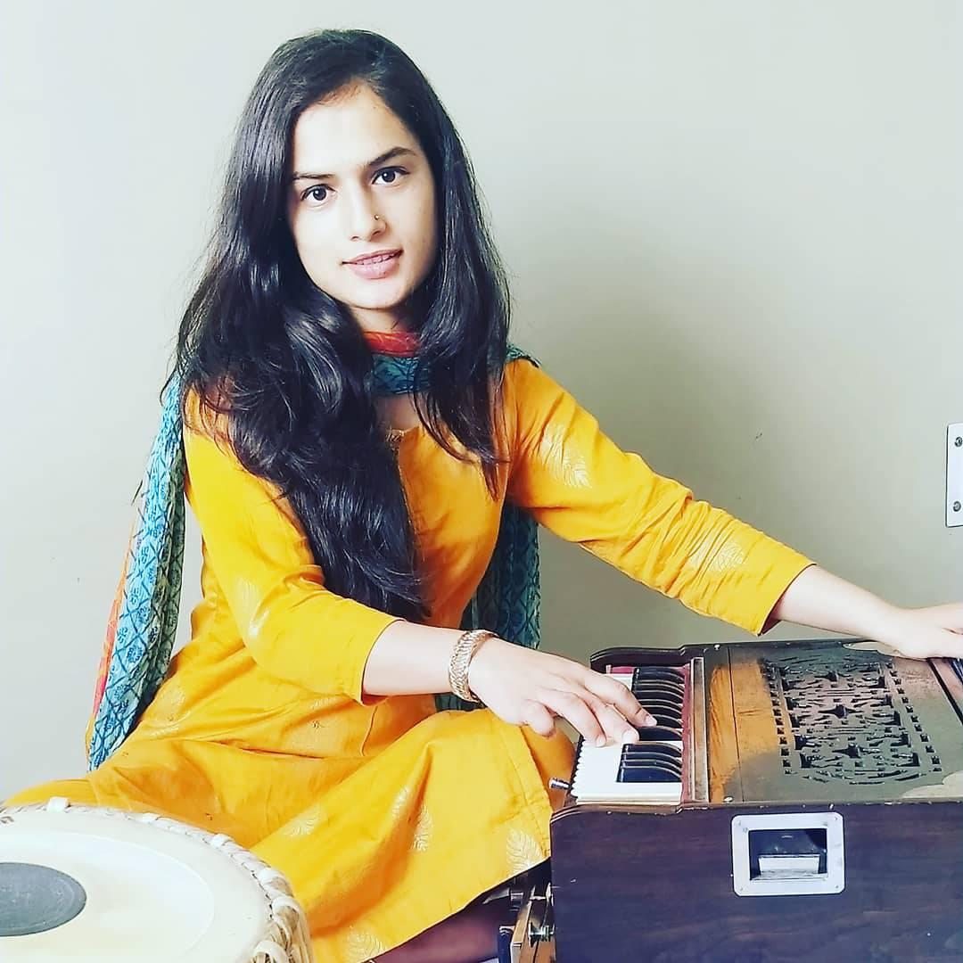 हिमाचली लोक संगीत की नई सनसनी बनीं मोनिका भारद्वाज, सिरमौरी गानों से यूट्यूब पर बटोरे लाखों व्यूज 1 Himachali folk singer Monika Bhardwaj receiving Him Gaurav Sarokar Award