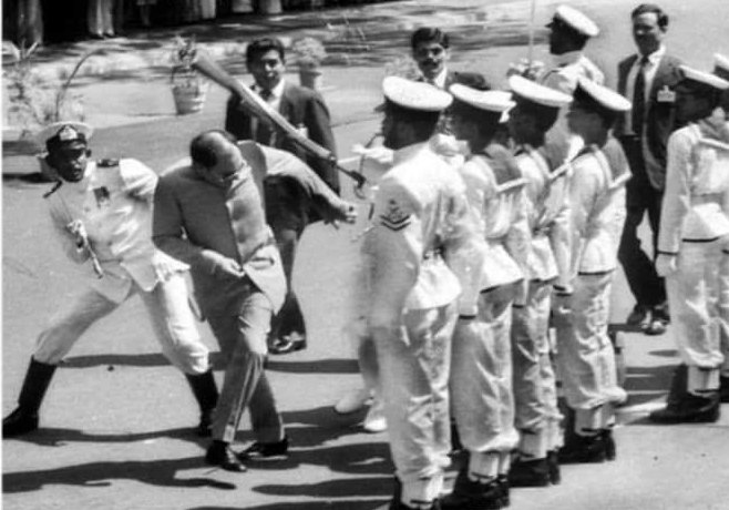 30 जुलाई का इतिहास: भारत और विश्व इतिहास में 30 जुलाई की प्रमुख घटनाएं 1 श्रीलंका में शांति समझौता करने गए प्रधानमंत्री राजीव गांधी पर हुए हमले की तस्वीर