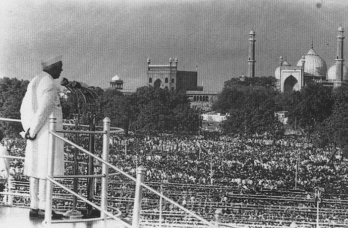 पंडित जवाहरलाल नेहरू 15 अगस्त 1947 को लाल किले की प्राचीर से राष्ट्र को संबोधित करते हुए