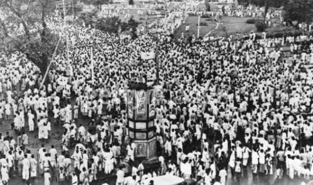 स्वदेशी आंदोलन के दौरान विदेशी कपड़ों की होली जलाई जाने लगी। चरखा इस आंदोलन का प्रतीक बन गया।